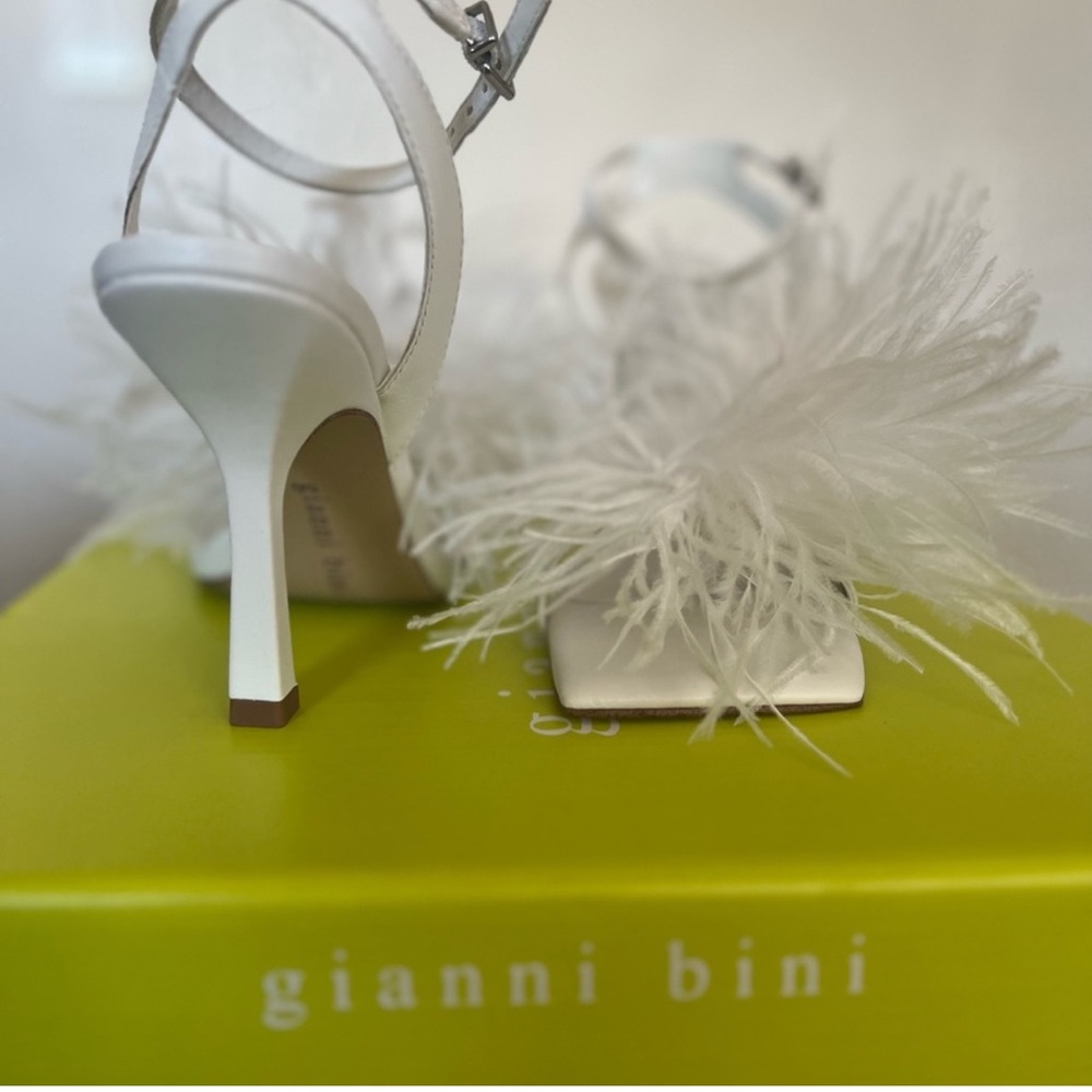 Gianni Bini white feather heel